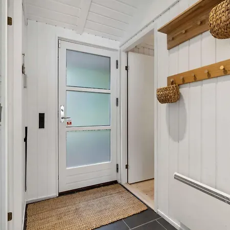 Lovely Summer House With A View And Outdoor Spa, بيت للعطل